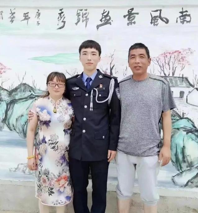 2022年，江苏的一位妈妈，在商场看到了自己去世的“儿子”激动地落泪，走上前去聊