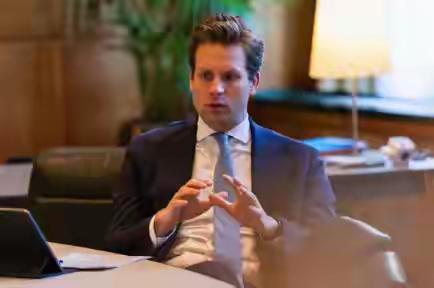 荷兰这次搬起石头砸自己的脚！经济大臣卡雷曼斯在议会质询时承认：被反制打得措手不及