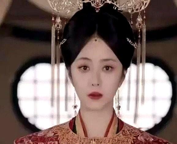 谭松韵新剧造型翻车？发际线“竖起来”被吐槽像增高垫。

网友笑疯：无痛拉长脸，一