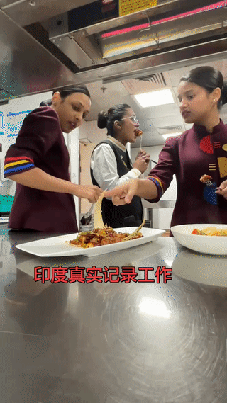 印度一家中餐饭店后厨。
有几名印度服务员正在品尝饭店新推出的几道菜品。
为了适应