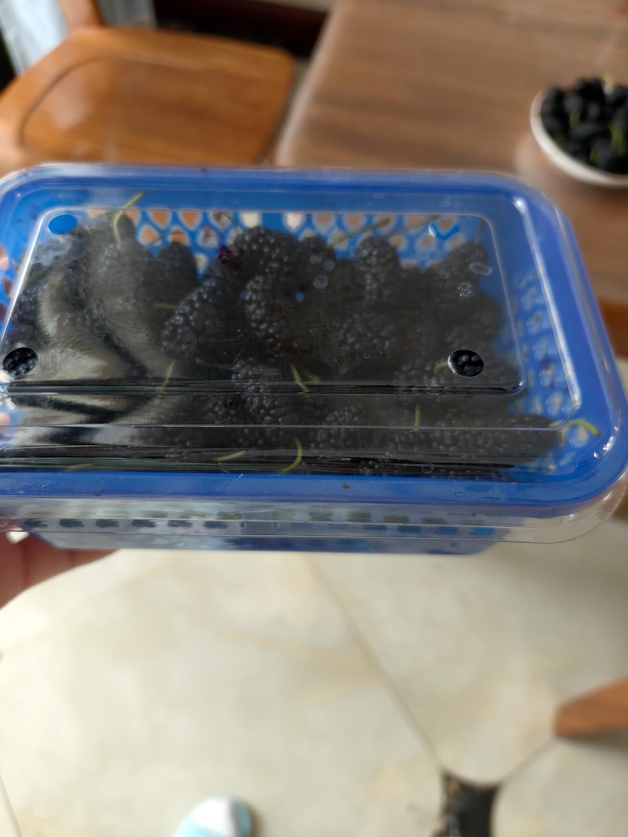有没有懂的给看看，这桑葚正常吗？怎么通体一个颜色，而且个头也一模一样？
这是下午