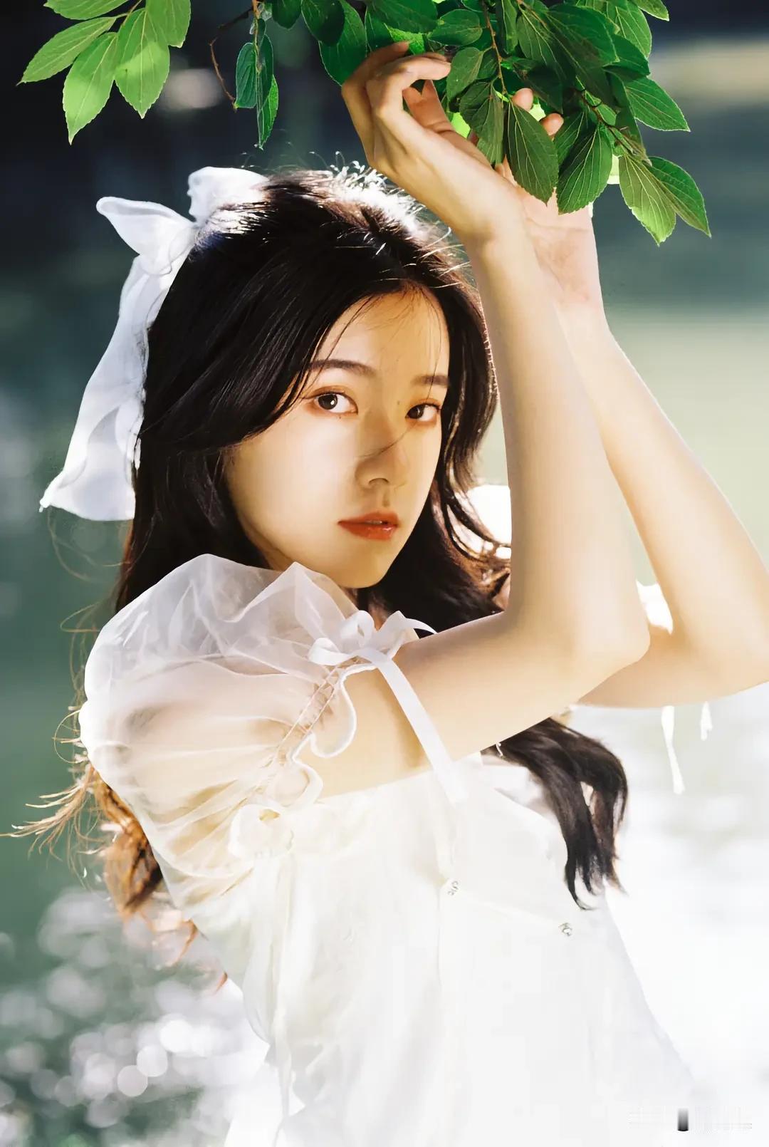 美到骨子里的女人，并非靠外表的惊艳，而是散发着独特气质。她们或许不是一眼就令人惊