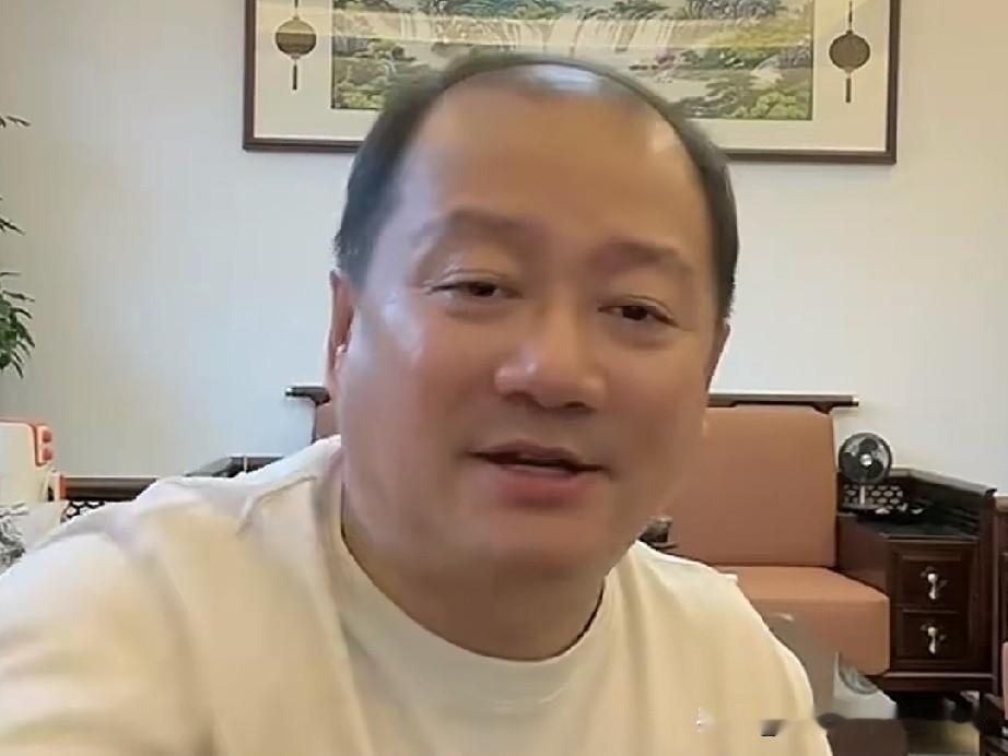 演员唐鉴军（在《乡村爱情》里饰演谢广坤）直播时发火了，究竟为何呢？原来是有人在他