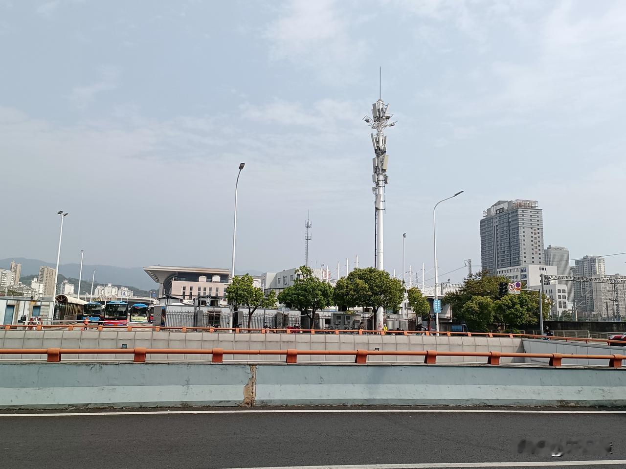曹魏的徐邈，字景山，受魏武帝重用，官至侍中；晋代的徐邈，字仙虎，受晋武帝赏识，任
