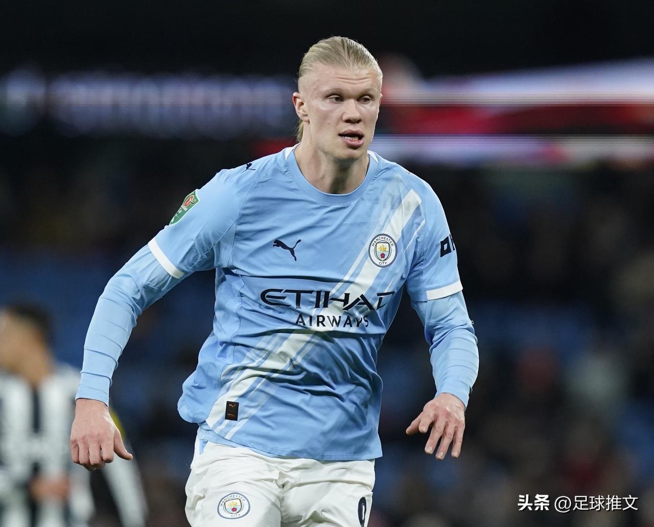 根据《队报》统计的英超联赛前五高薪球员（税前月薪）：

1️⃣ 哈兰德 🇳🇴