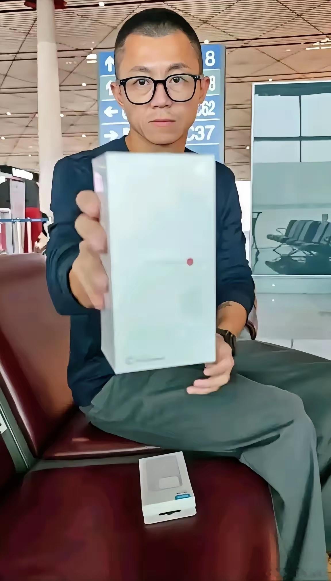 陈震老师开箱新手机小米15，视频全程一言不发，面无表情，最后也不忘把手机的包装盒