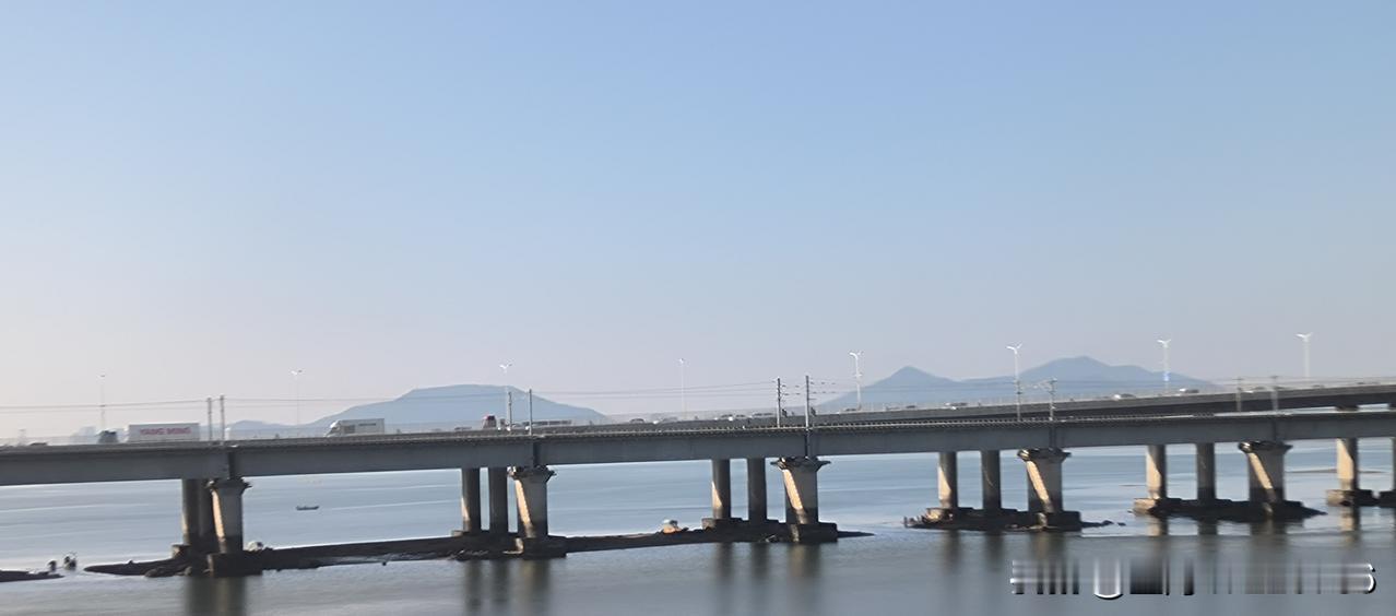 人在车辆里奔驰在翔安海底隧道，有一种不一样深沉《轰鸣声》的特殊感觉……//@乐观