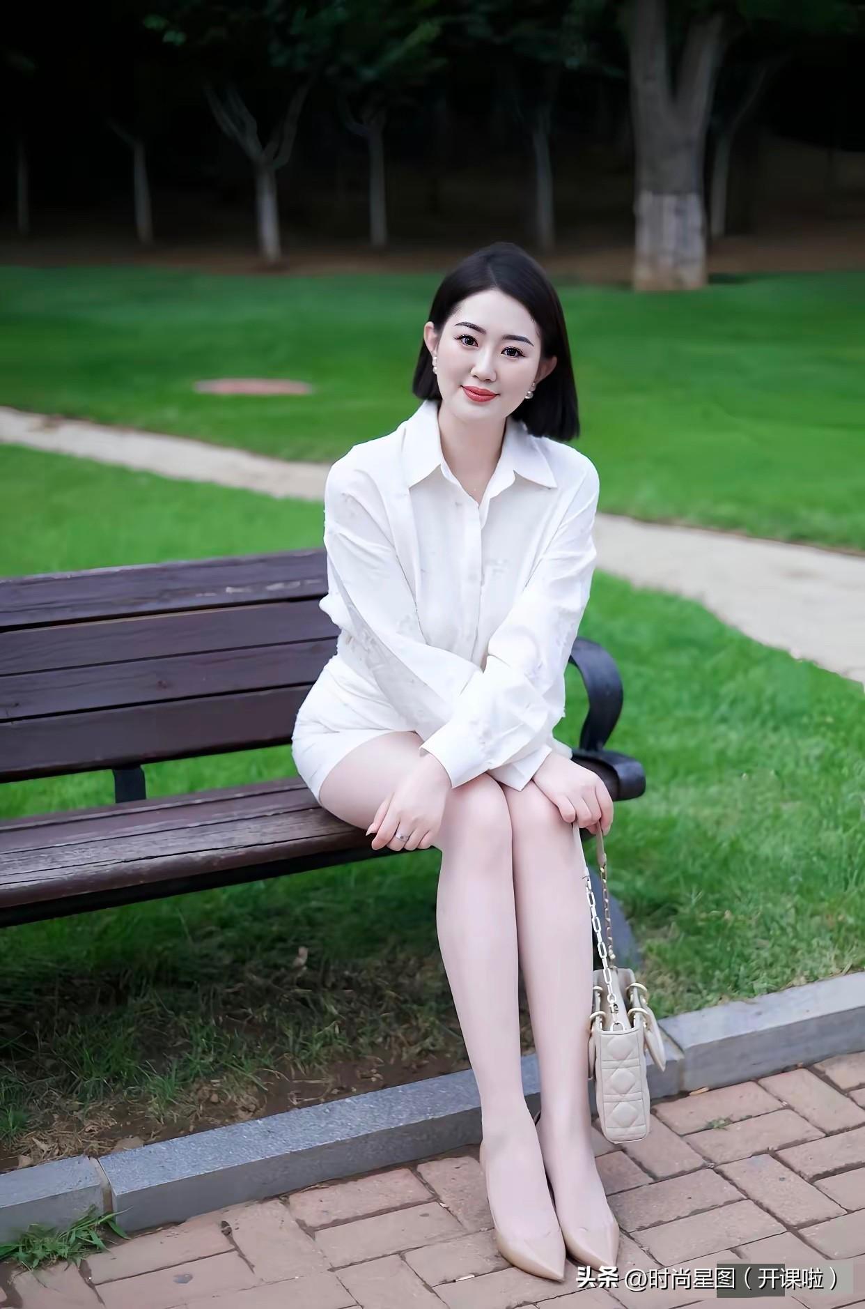 午后公园漫步，一身素白简单耐看。
简约干净的穿搭，衬着满眼青草绿树，
安静舒服，