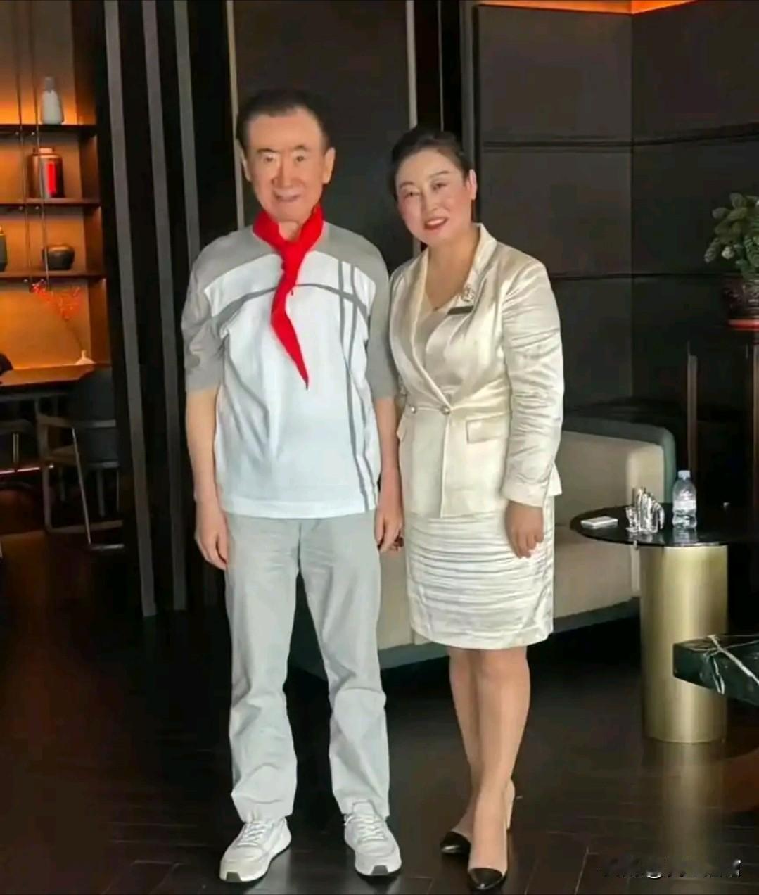 王健林戴上了红领巾？
刚在网上看到一篇文章，说是近日的王健林戴起红领巾之类的发了