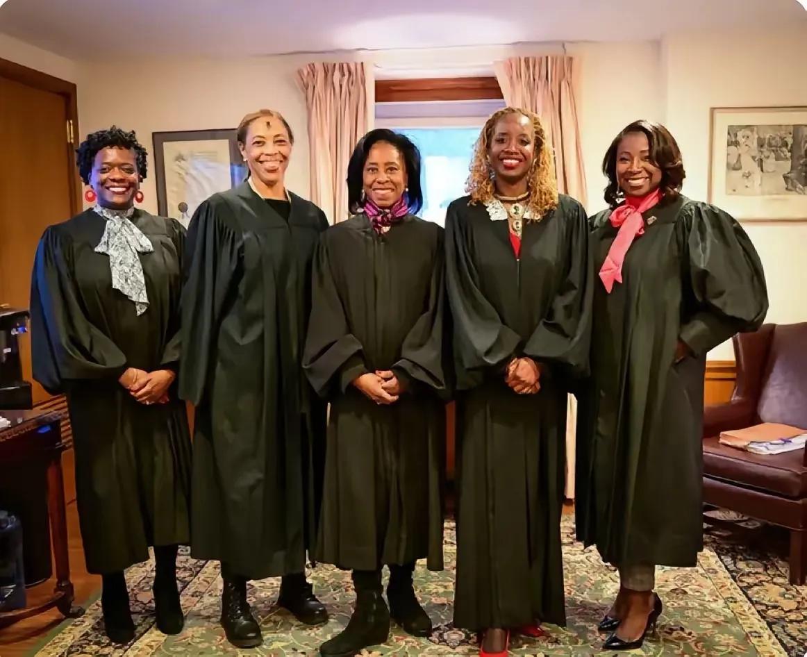 纽约上诉法院的法官们，她（他）们负责终审特朗普所面临的34项犯罪指控，定于7月1