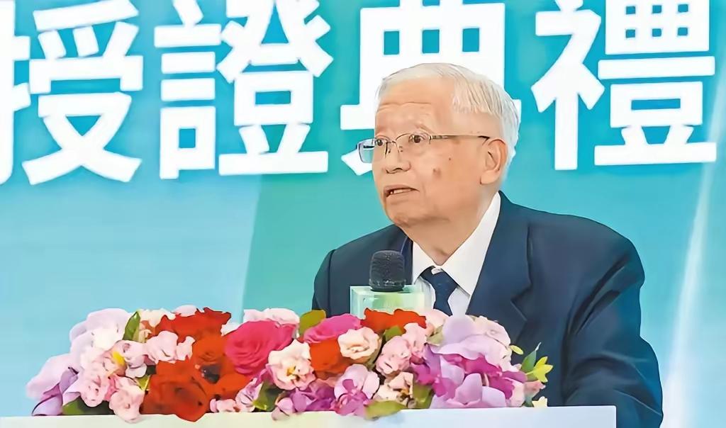 做早饭时想：台积电2nm泄密？分明是场自导自演的闹剧！
 
刷到台积电前高管罗唯