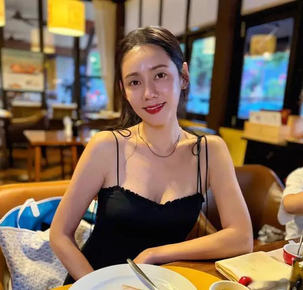 秋瓷炫在餐厅悠闲品酒，状态惬意，很有格调。 ​​​