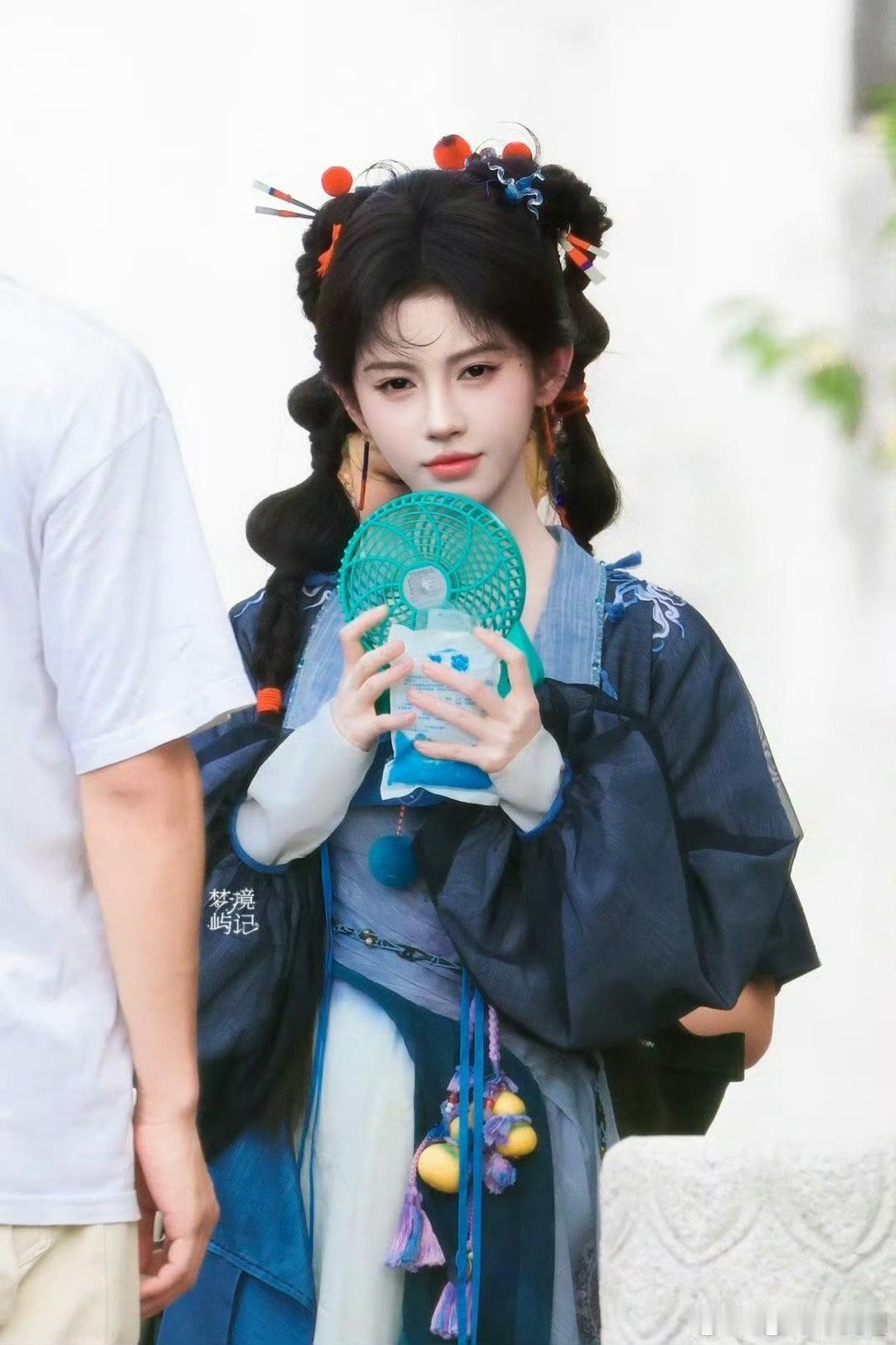 最近鞠婧祎下班都挺早的是不是快杀青了[憧憬] ​​​