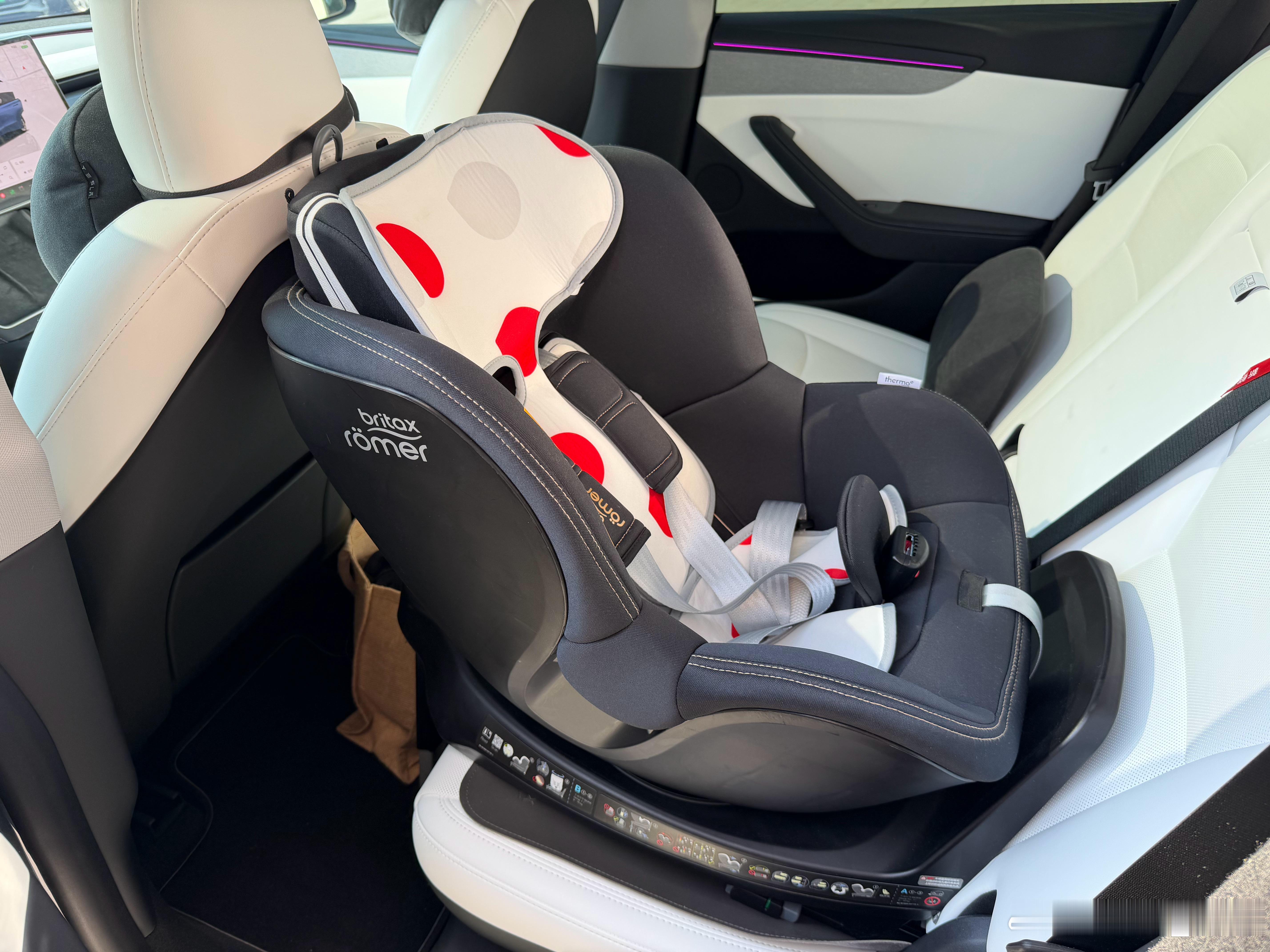 和大家分享一下特斯拉model y的空间表现，特别是给想用Y来当奶爸车的一点建议