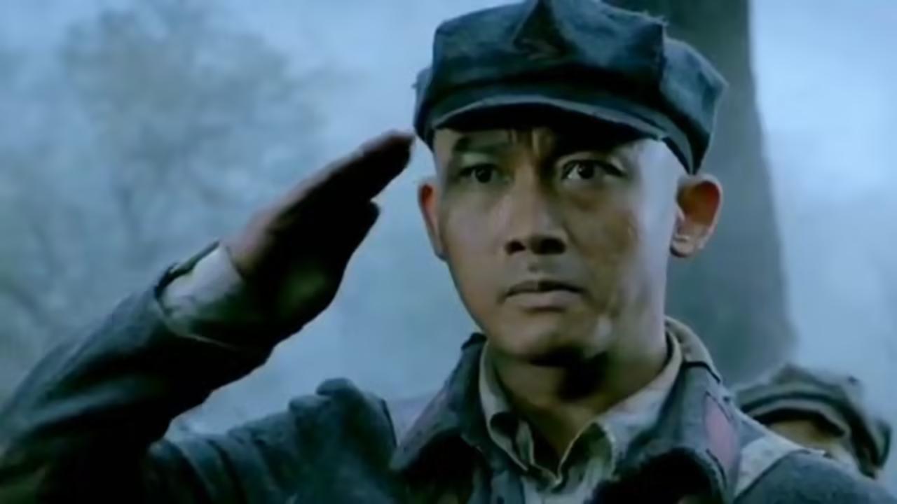 1939年，安徽皖北某据点的审讯室里，一个汉奸小队长正拿蘸了凉水的皮鞭，一下一下