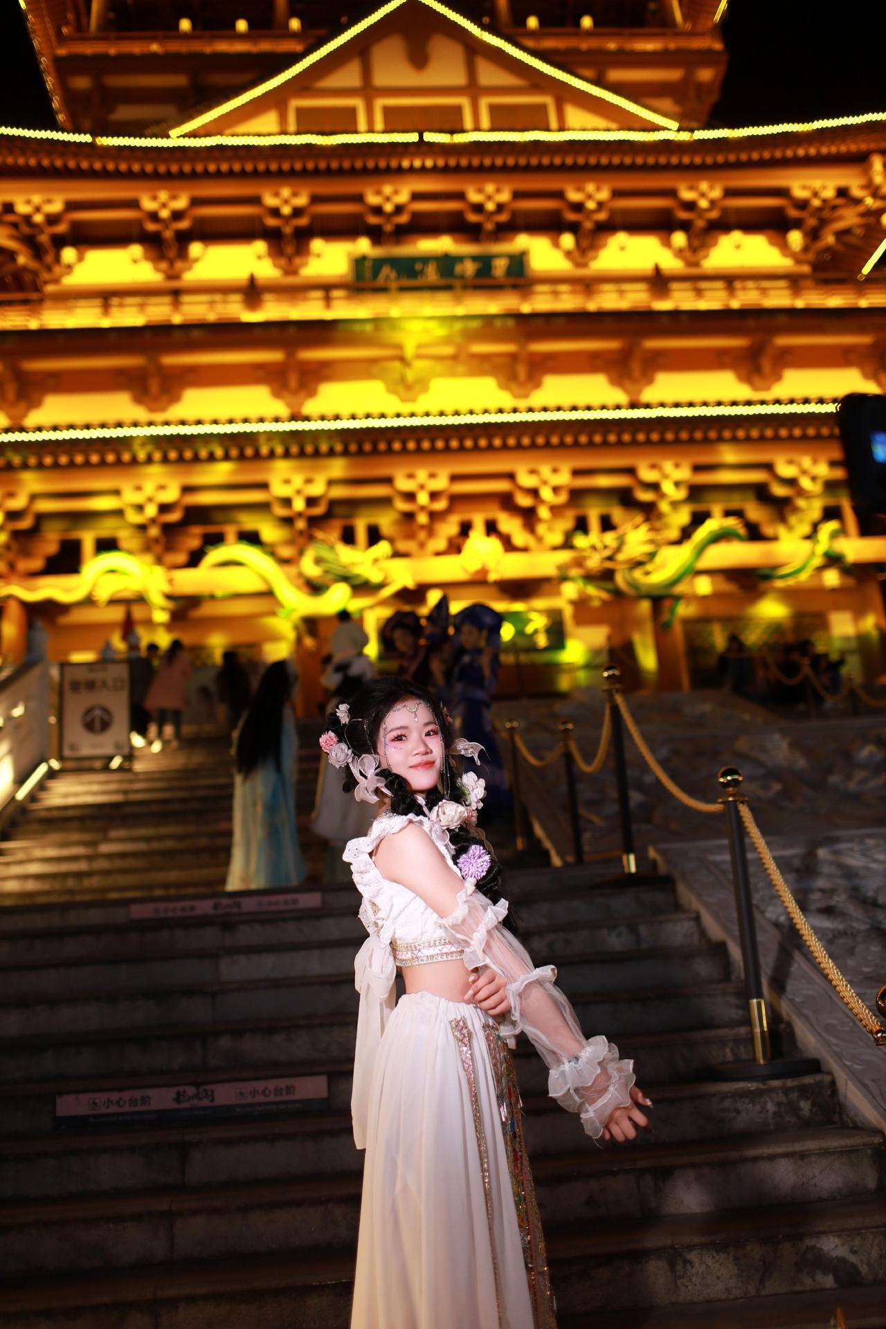 小姐姐笑容可亲，表现不错。随手拍几张汉服夜景出片 国风夜景打卡地 民族特色民族文
