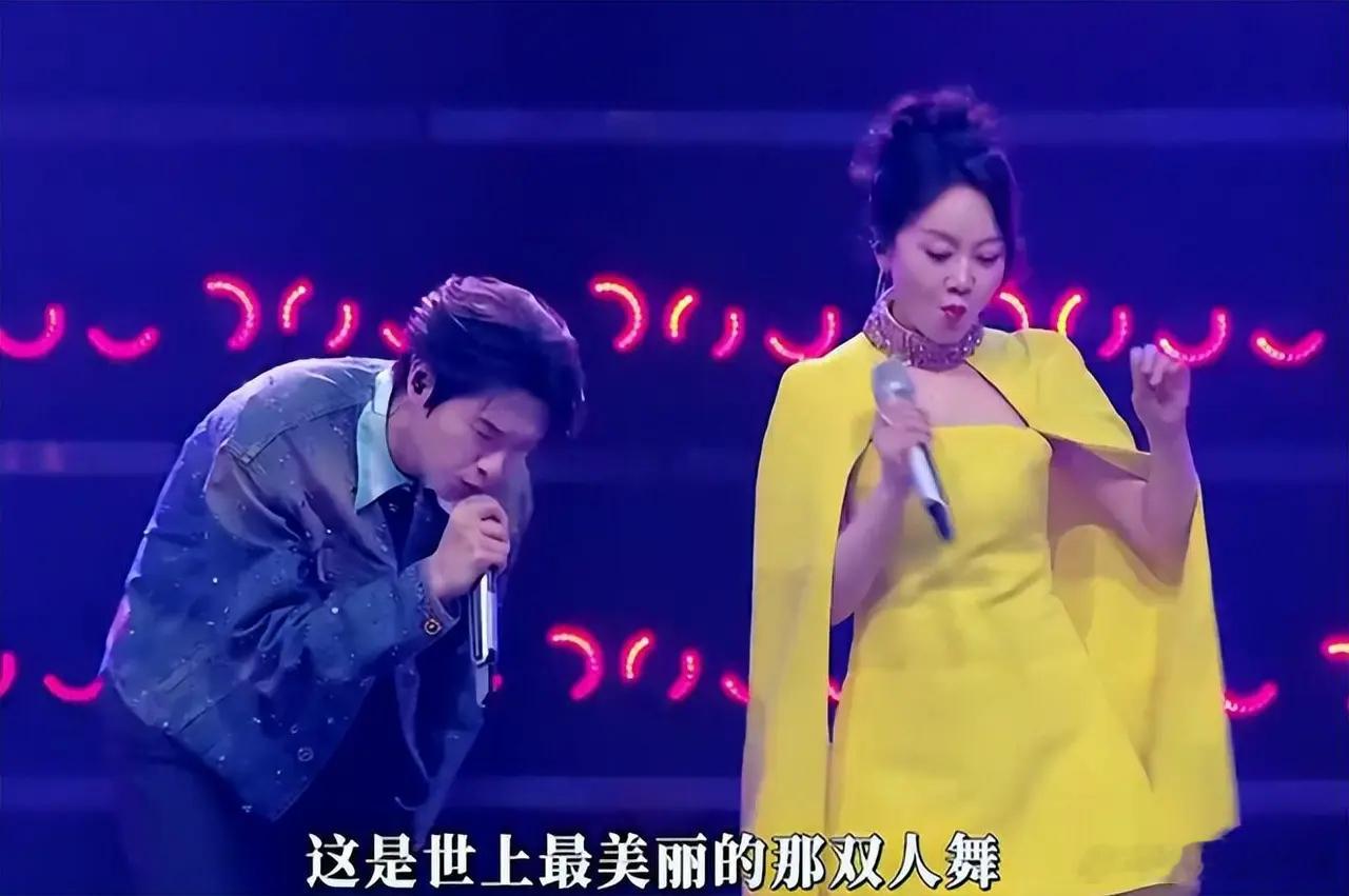 闫妮魏大勋不许再酗酒了闫妮在舞台上眼神迷离，步伐轻晃，随性摇摆，将“微醺”的慵懒