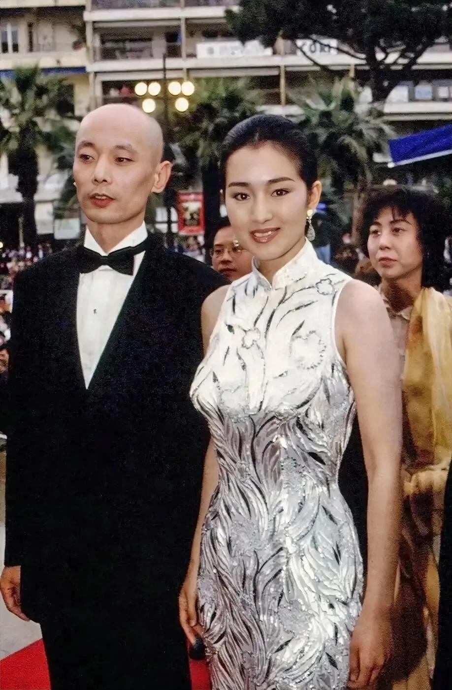 不得不说，她年轻的时候真是光彩照人啊！

身材高挑婀娜，眉眼如画，一身白色修身的