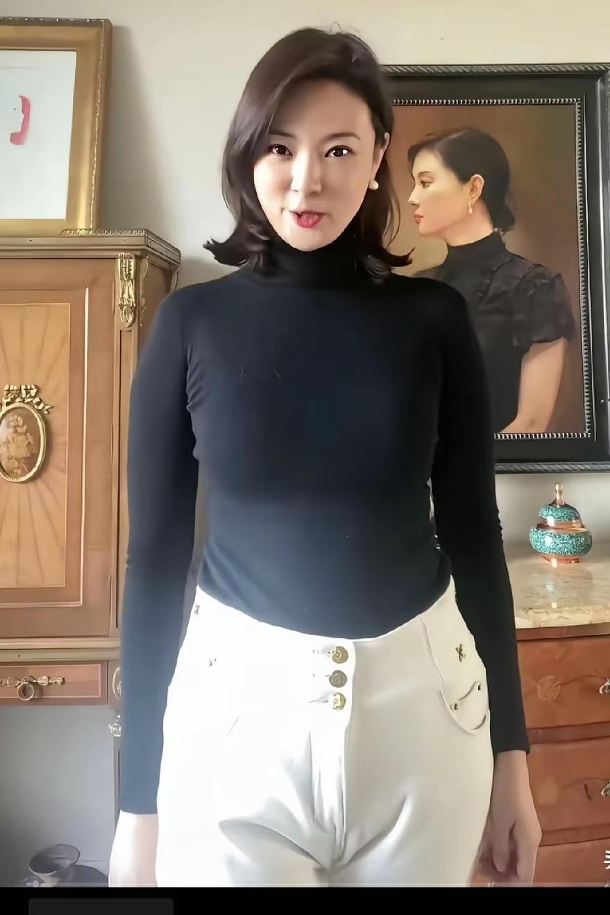 你们认识她吗？
她的颜值高，身材很苗条，标准的东方美女，她一个人站在家里拍照，格