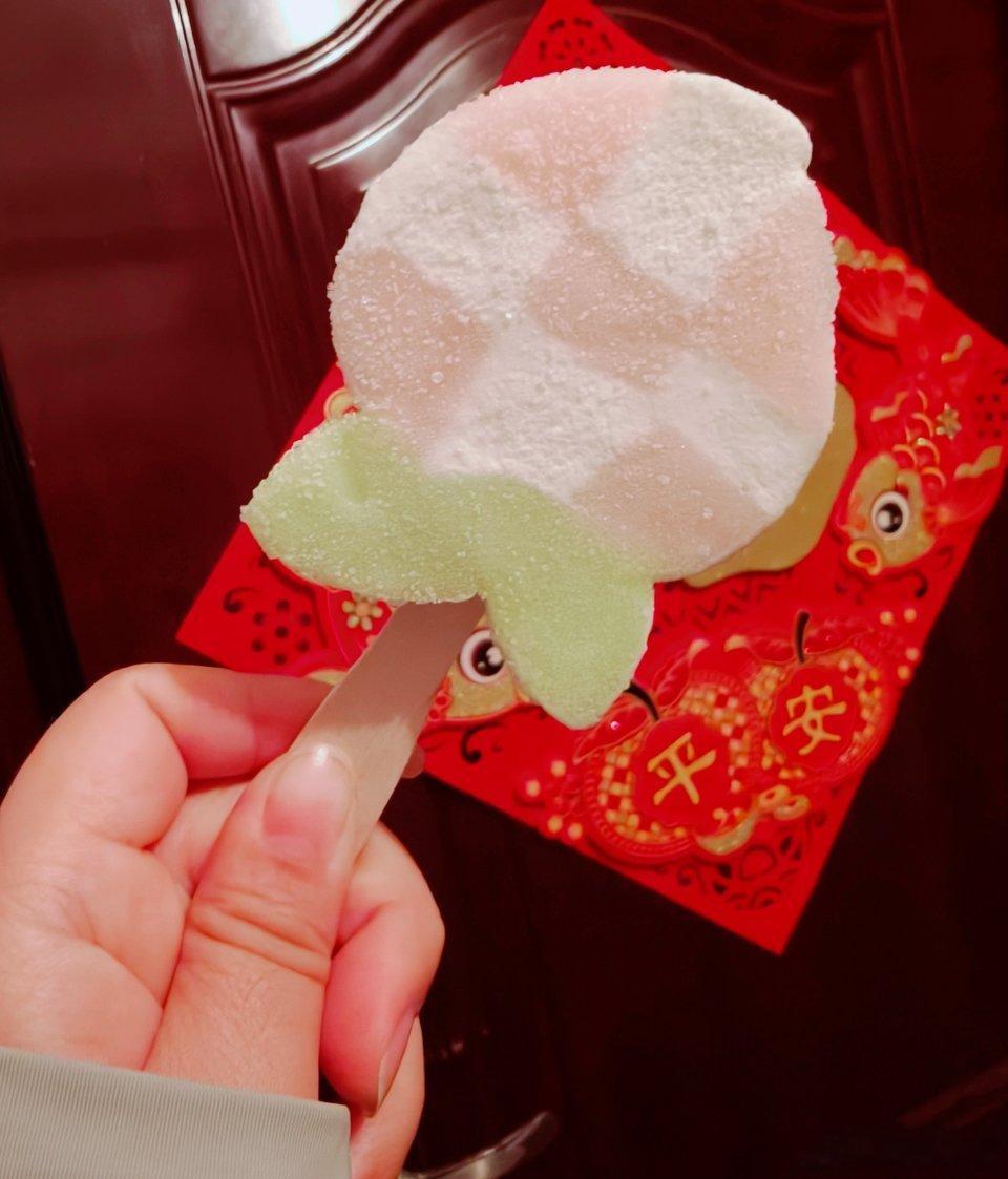 大晚上的两个人出来买雪糕吃，吃完雪糕心情舒畅呀，又是开心快乐的一天。我爱你们！ 