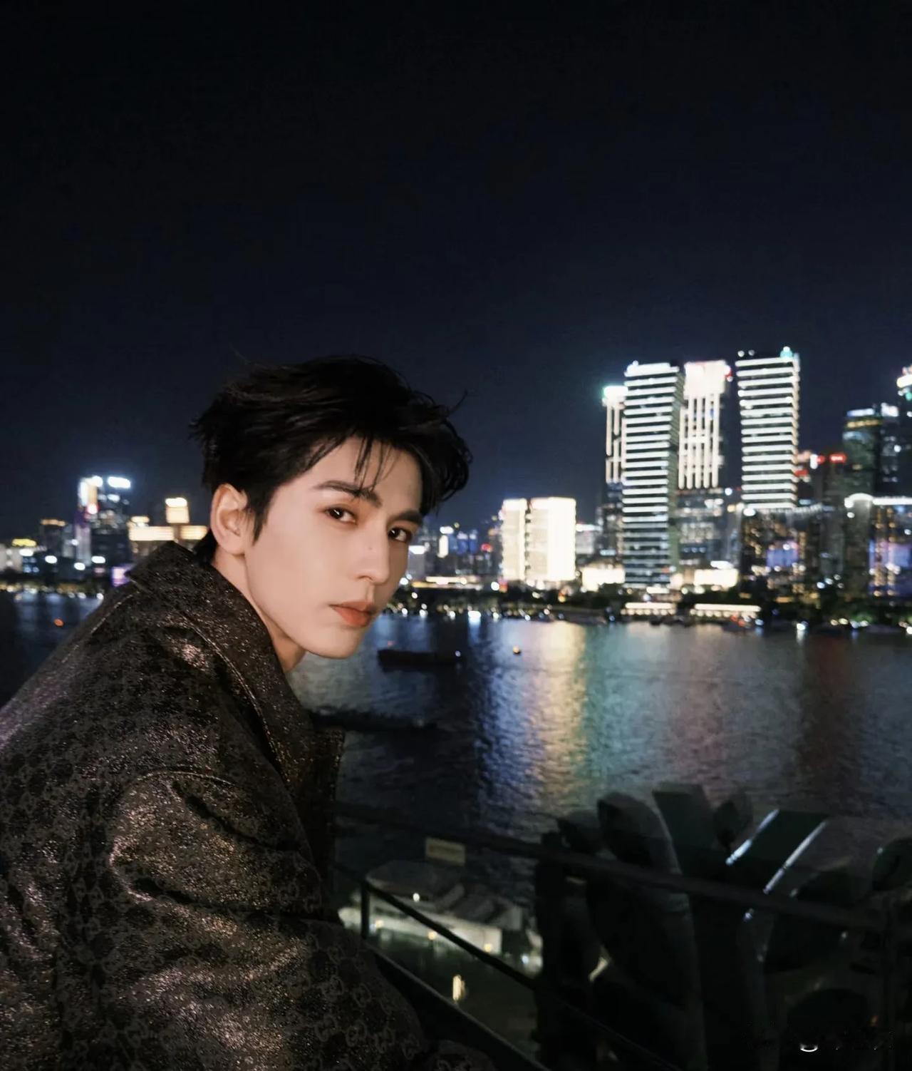 张凌赫这个人各方面确实是很优秀，有网友说；我是少女大人认识他那时候还在上高中。