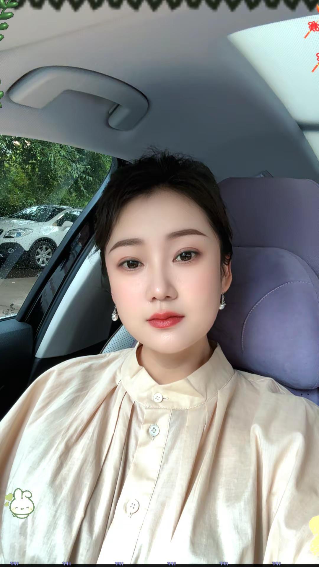引擎一熄，世界突然安静得能听见自己的心跳，手还留在方向盘上，掌心湿黏，是今天不知