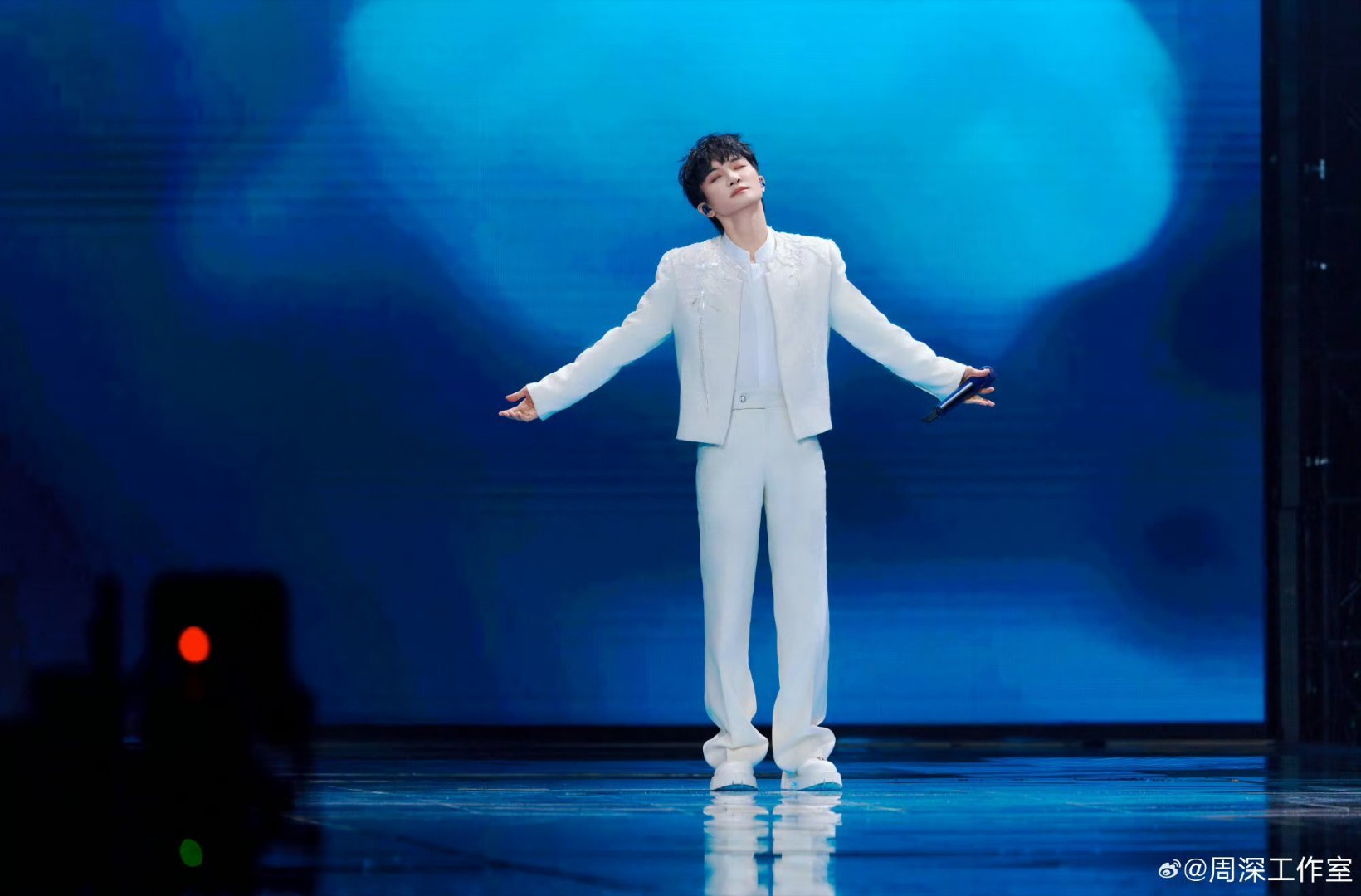 周深官宣出席阅文IP盛典周深从无数爆款OST到各大影视舞台，他用细腻歌声为影视作