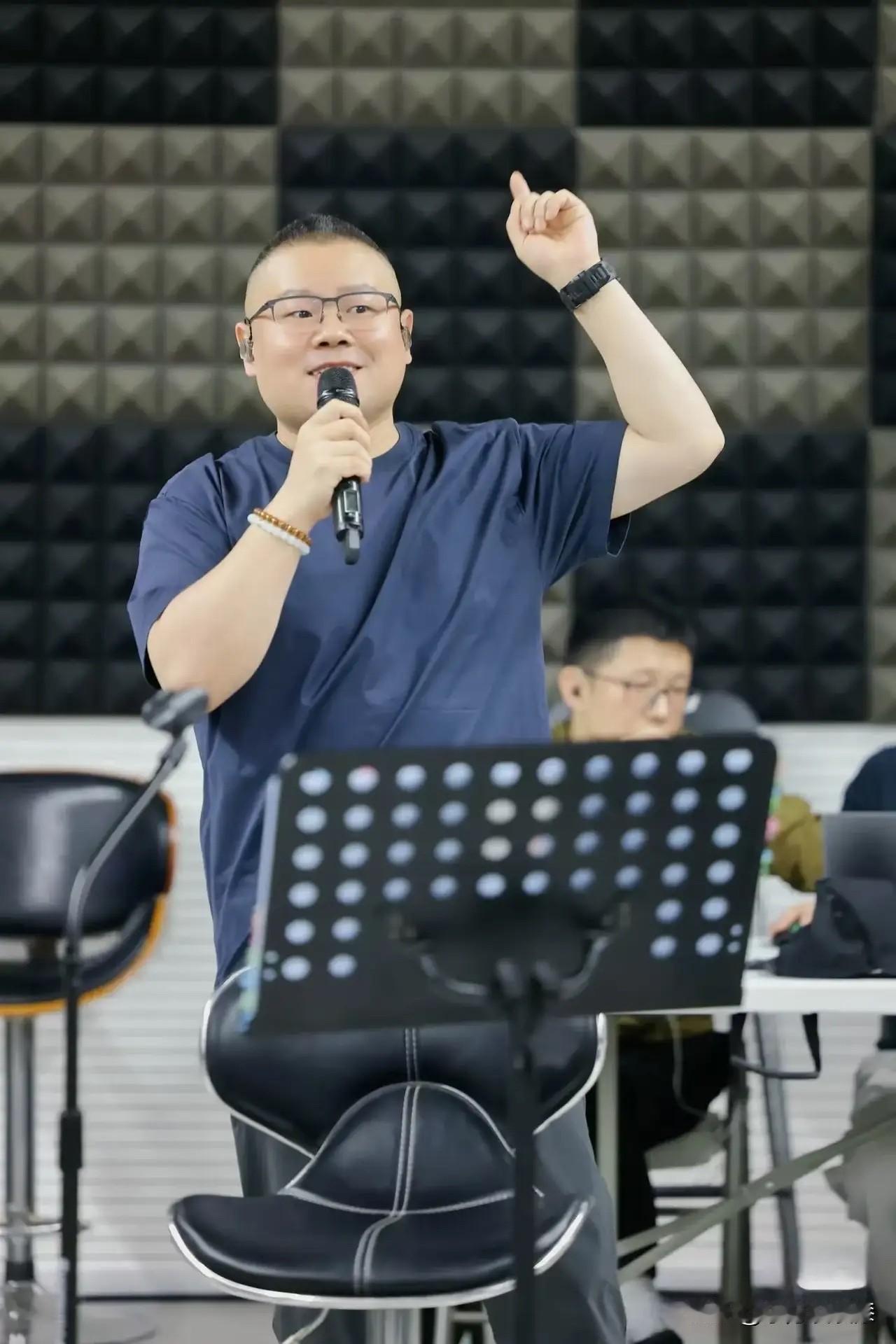 岳云鹏为什么这么红？
一个农村的孩子，去京城当保安，遇到了一个叫郭德纲的“小胖子