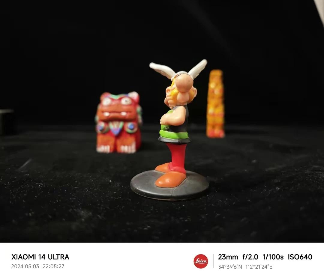 一组对比图让你明白旗舰机和中端机在影像端的最大差异点。

图一是小米14Ultr