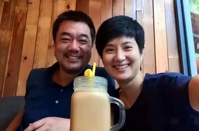 看看董勇那道“不再婚”的墙，到底是怎么塌的。
离婚后那几年，董勇是真把自己裹成了