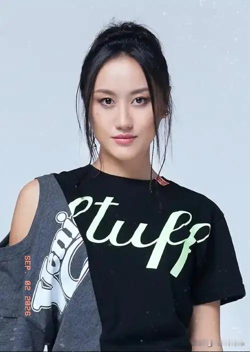 陈粒被摸胸后，
全网都等着看热闹，
出乎意料的是，第二天直接发文称“都是朋友，酒
