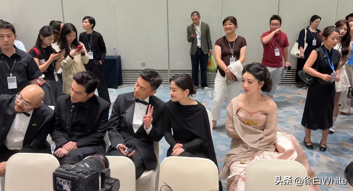 6月26日，白玉兰后台，《生命树》主创合影，杨紫略显局促，梅婷转身照顾杨紫，伸手