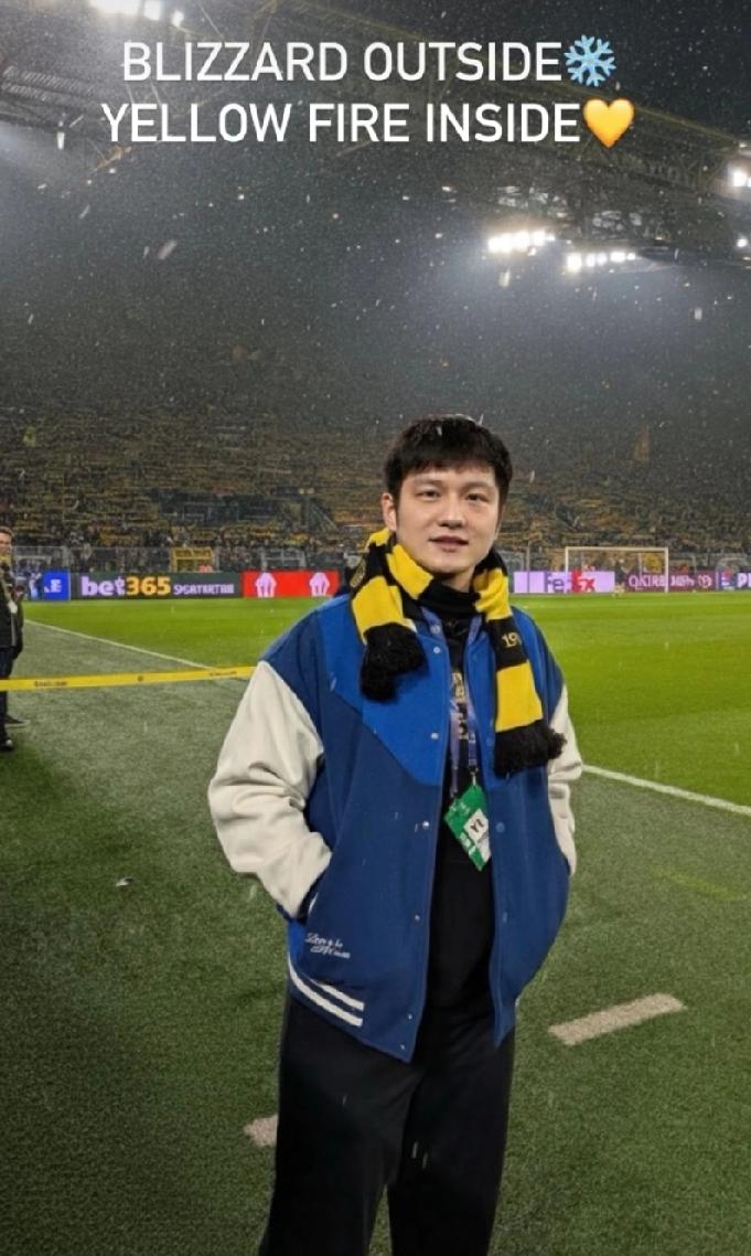 小胖变球迷！樊振东戴围巾看球萌翻全场⚽
 
国乒世界冠军樊振东变身足球迷啦！现身