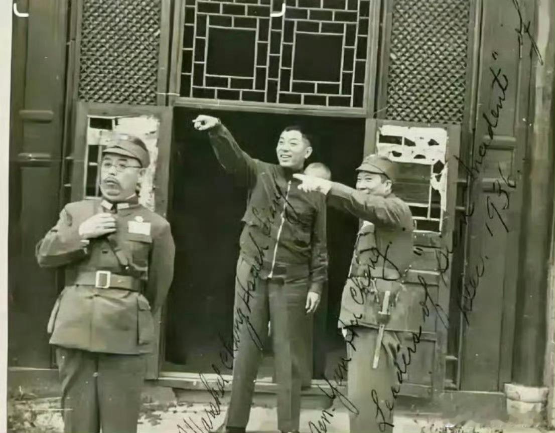 1936年，西安。张学良率领杨虎城，在官邸门口迎接蒋介石。 