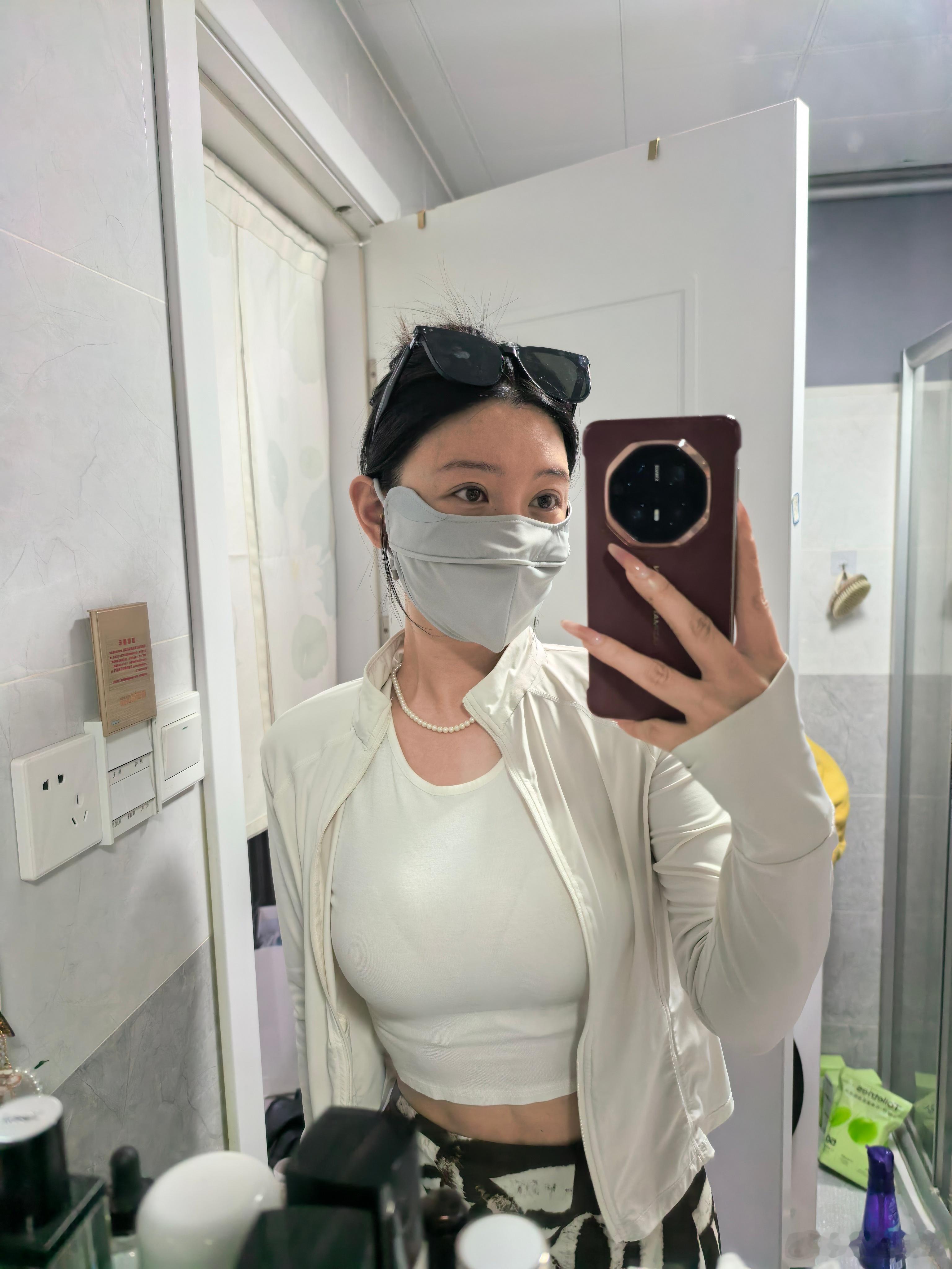 出发去机场啦，吃了一小块从徐州带回来的枣糕，滴滴专车是准备了矿泉水的，刚好早饭就