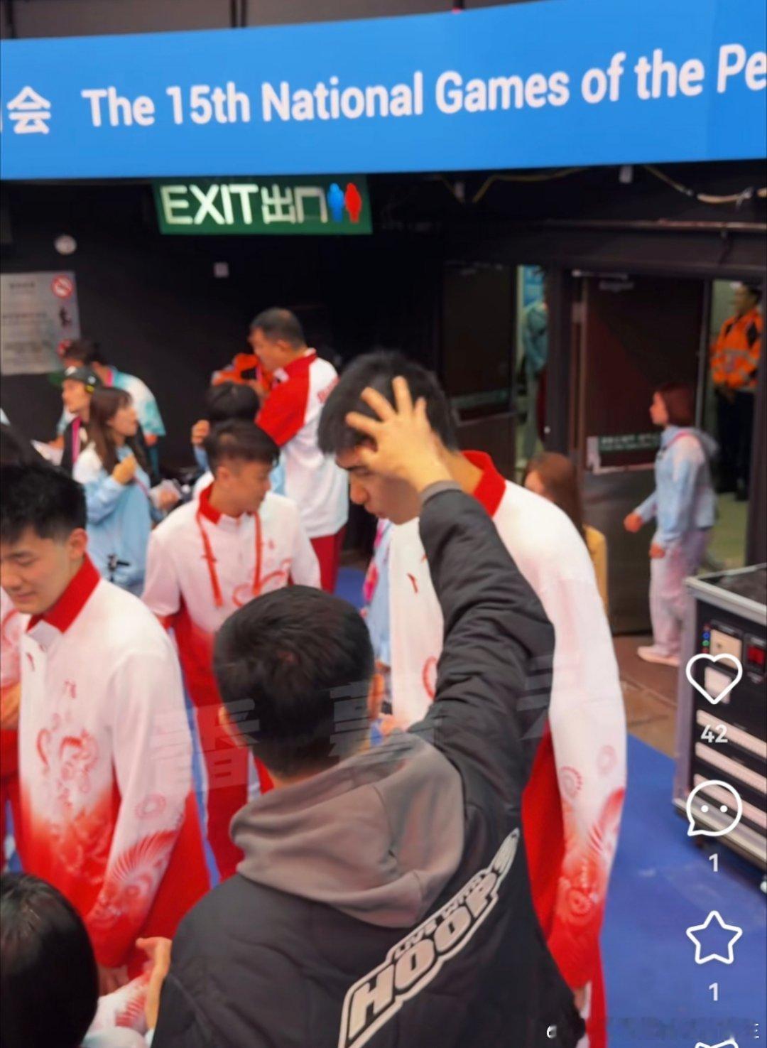 杜锋拥抱了U22所有球员，只摸了王浩然和徐昕两个人的头 