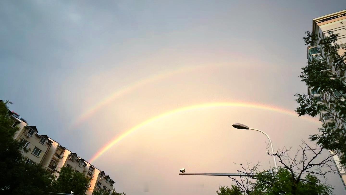 北京大雨 朋友圈大雨后的双彩虹。 