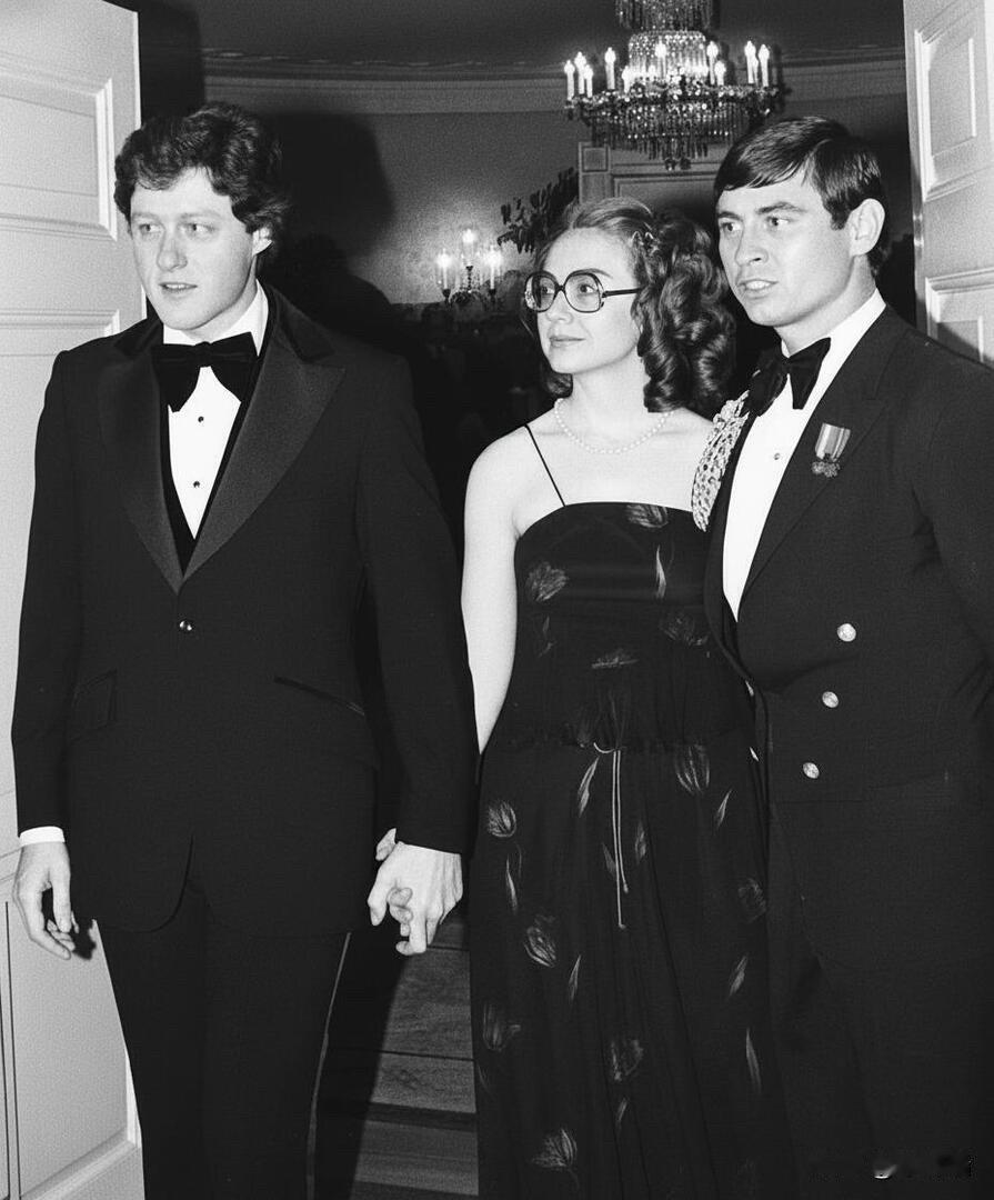 这张照片记录了 比尔·克林顿 (Bill Clinton) 和他的妻子 希拉里·