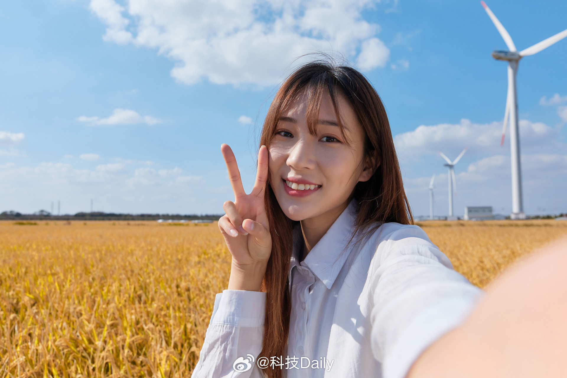 女子自拍时手机掉落意外成转场视频出去旅行拍摄，手机不行就挂个绳，省的手机不小心掉