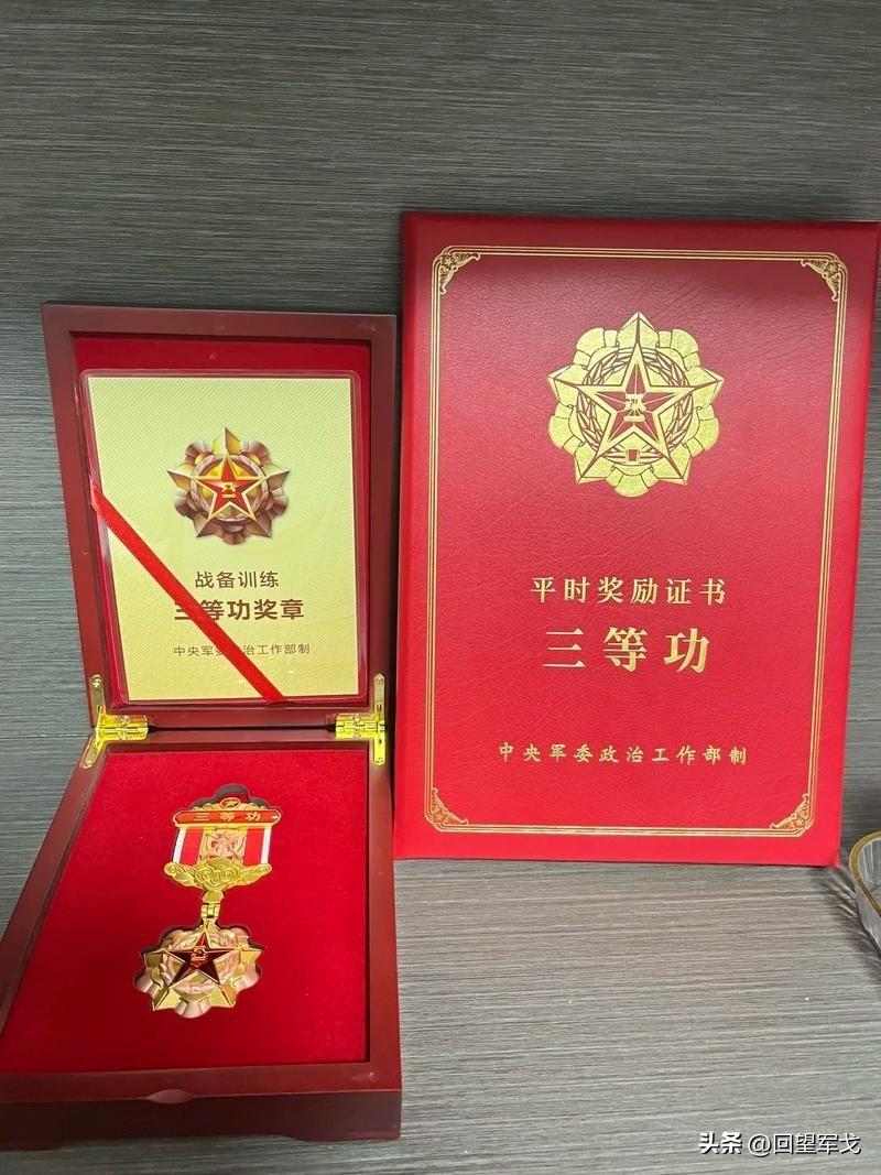 有一技之长说不定到部队后能有用武之地。养花工小高成了军中园艺师，两次荣立三等功并