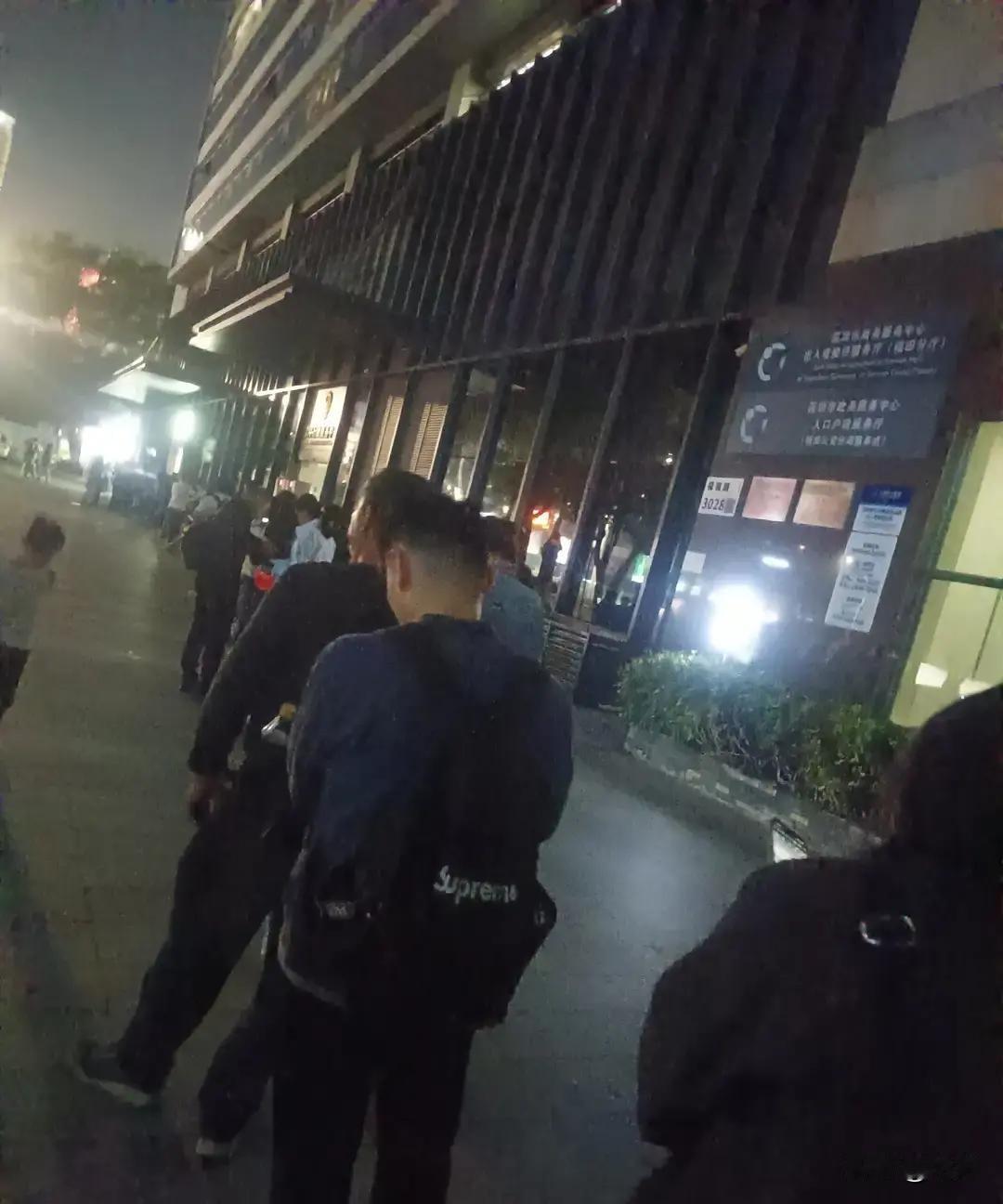 福田出入境大厅把自助签注机全搬走了，窗口排长队，有人排了两个小时才轮上。

刷到