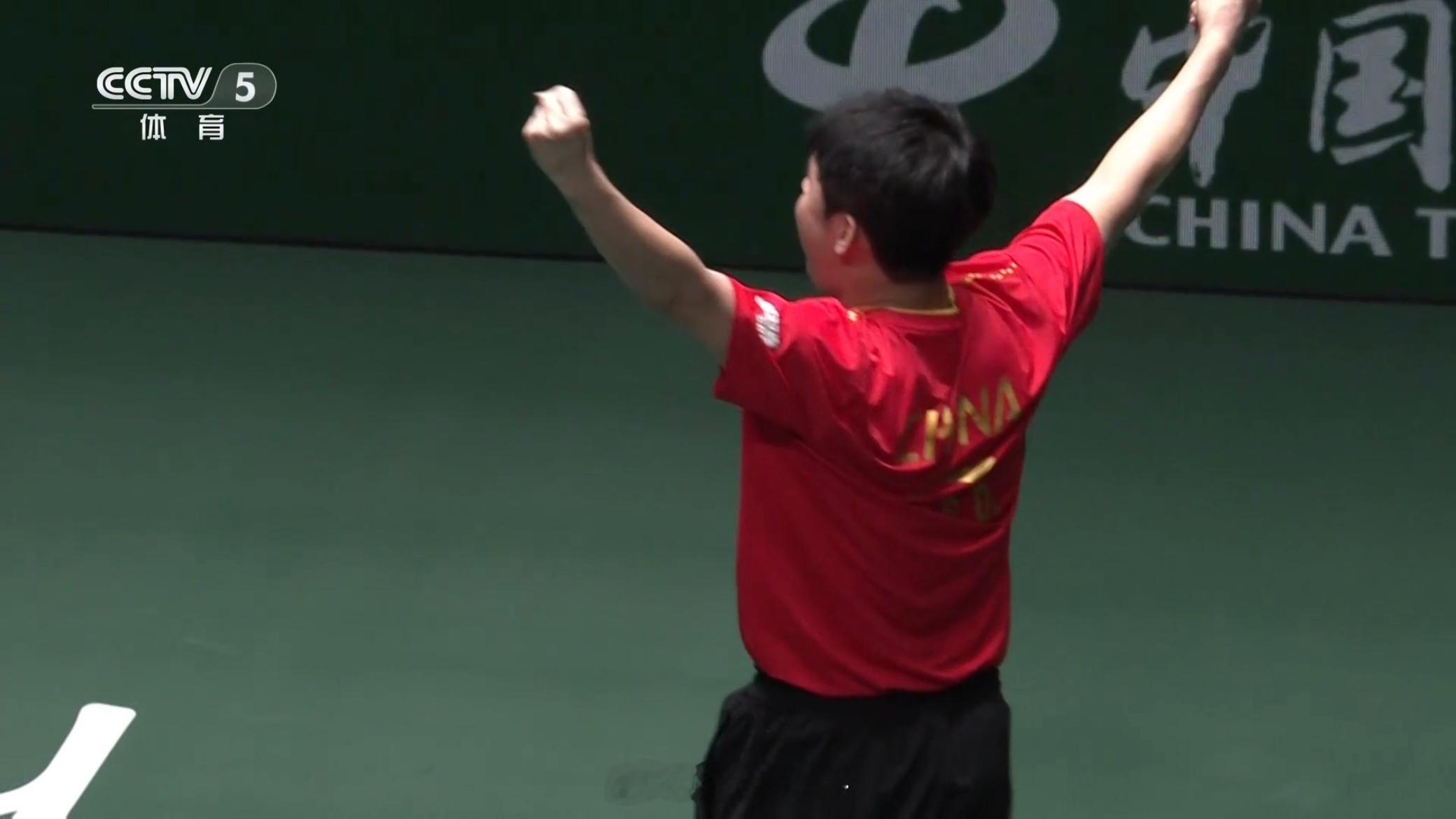 面对负多胜少的张本智和，打出血性，为中国队完美收官8:1横扫日本队，问鼎