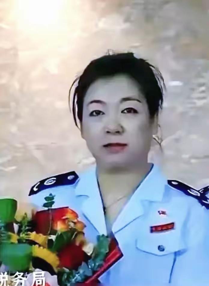 谁能想到，在举国欢庆世界冠军诞生的那一夜，全网最该膨胀的女人，却安静得让人害怕。