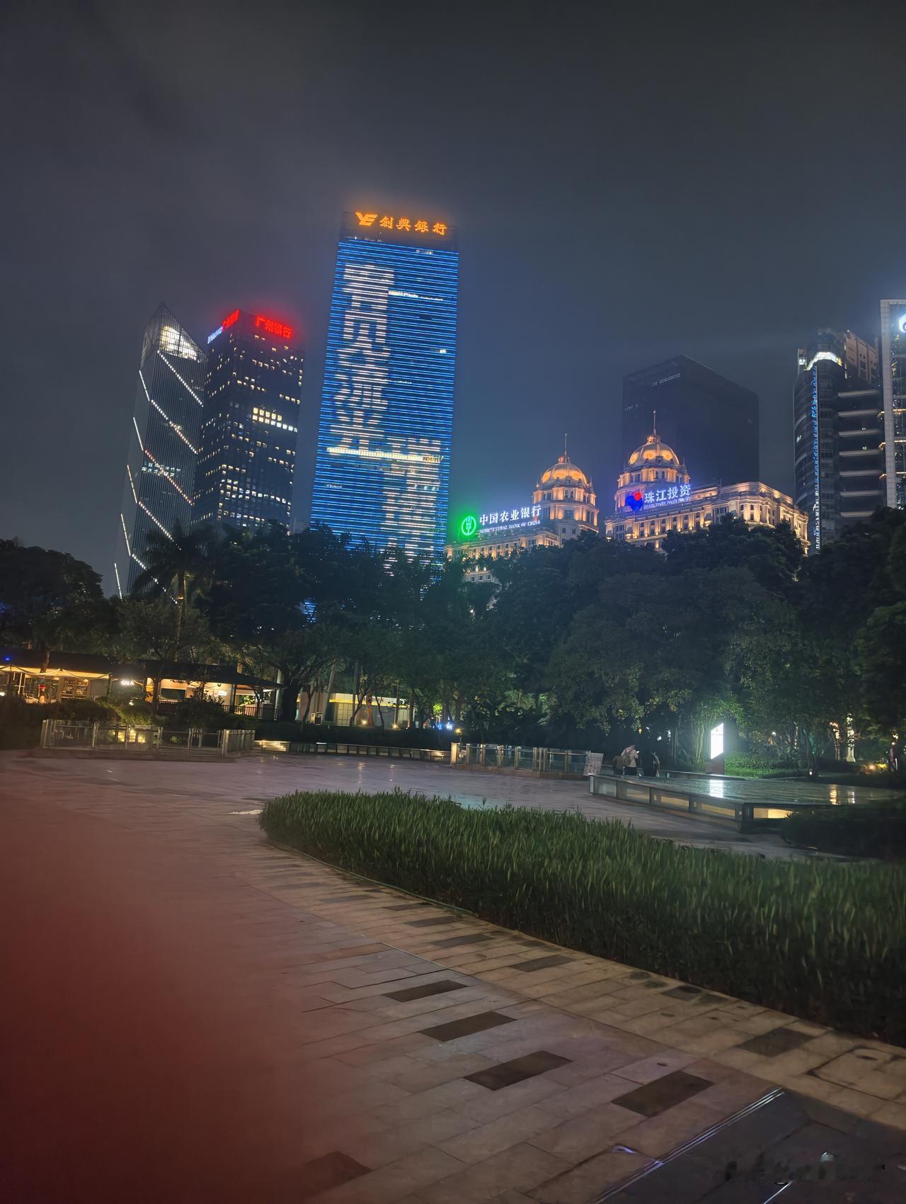 花城广场风景随手拍在广州天河花城汇广场随手拍的景色，觉得还蛮不错的，就是费精力和