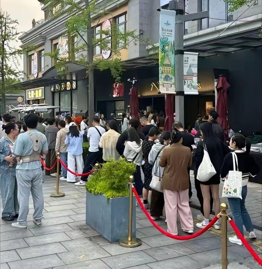 文章面馆大排长队。上海青浦这家八号院儿，开业没几天，门口队伍就没断过。天刚擦黑，