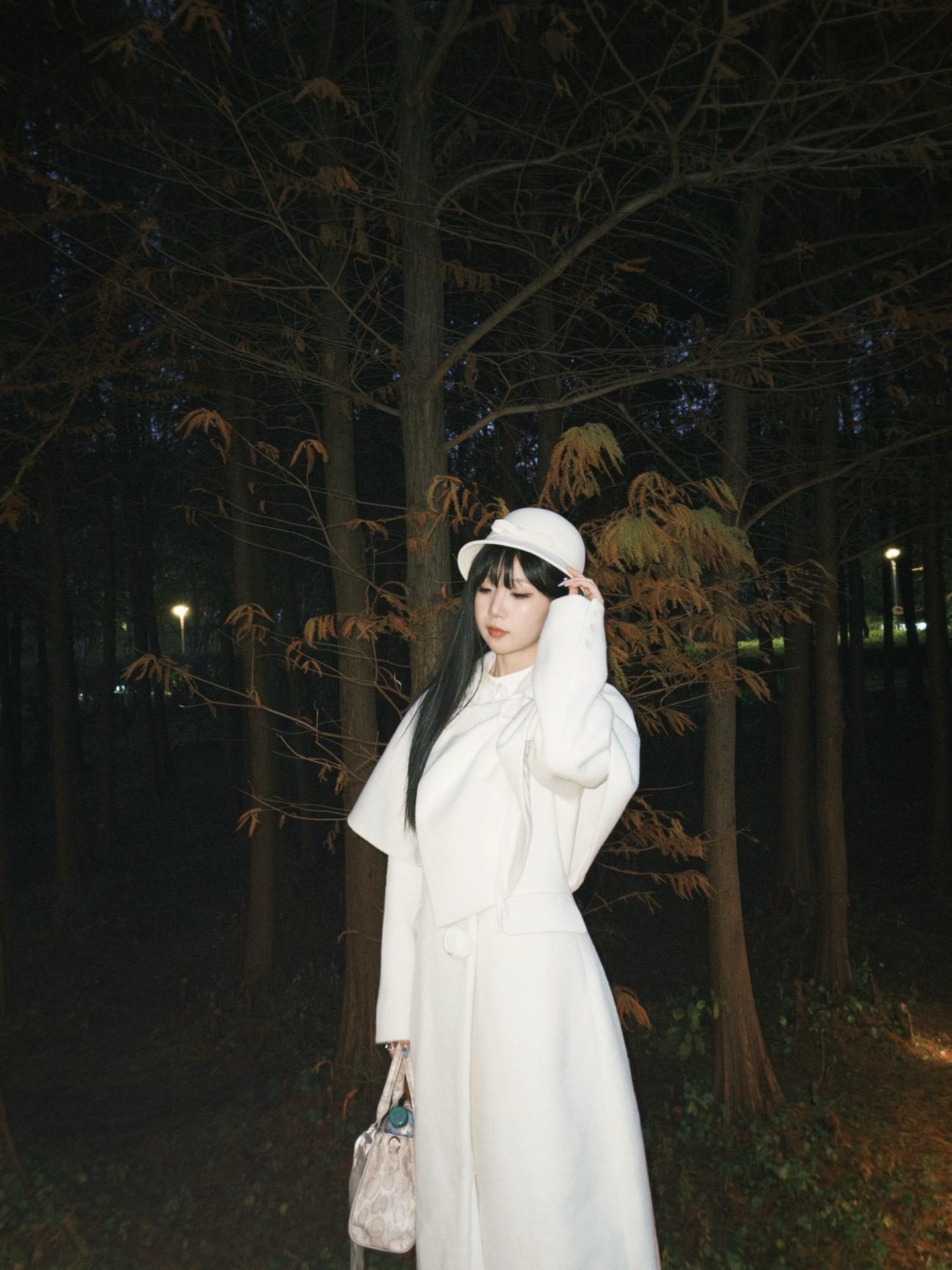 我赠你一条满是破孔的木船 如果你真能抵达湖心 那我便将为你在湖心中央建...