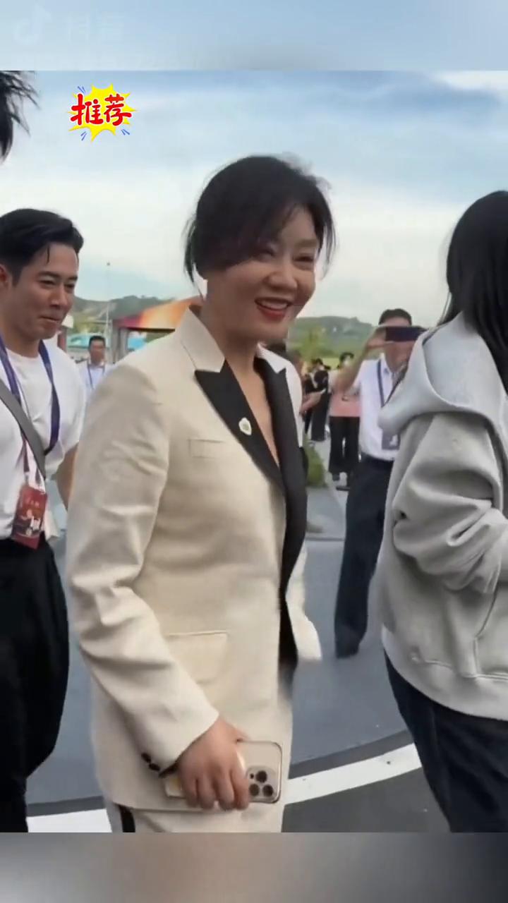 推荐：闫妮实颜抓拍，纯属路人视角，无美颜，漂亮又随和。
喜欢就点个关注吧！