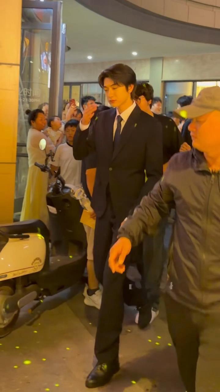 完全不同风味的西装长腿宋逢夏有一种淡淡的稍微露出一点人性的忧郁感☺️林一宋逢夏 