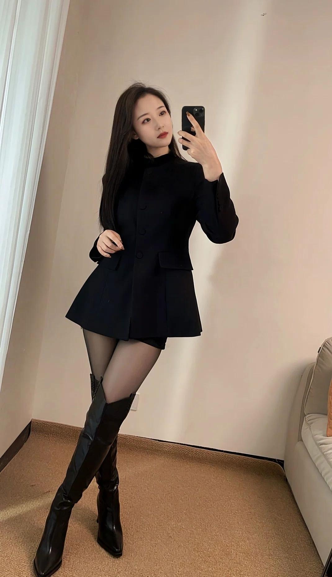 优雅黑衣搭配高筒靴，都市时尚感十足！👠💃
玄关的松弛剧本
 
钥匙刚挂回玄关