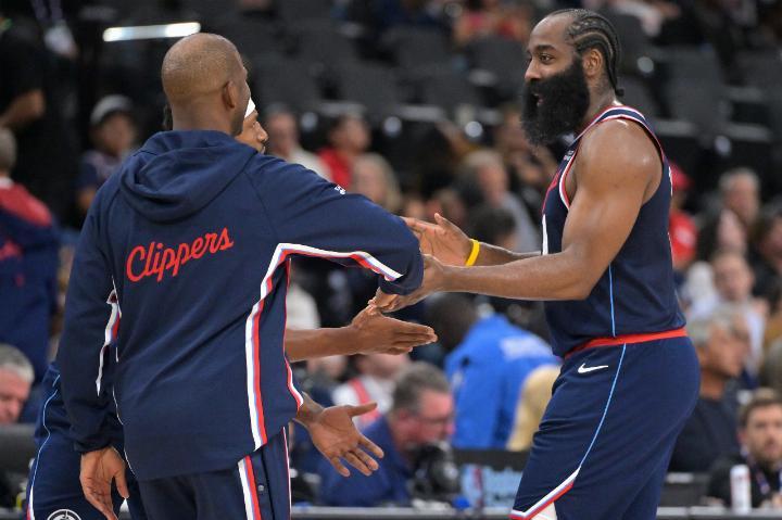 哈登在赛后谈到了保罗离队：“我也很意外，我醒来后在社媒看到了......我和你们